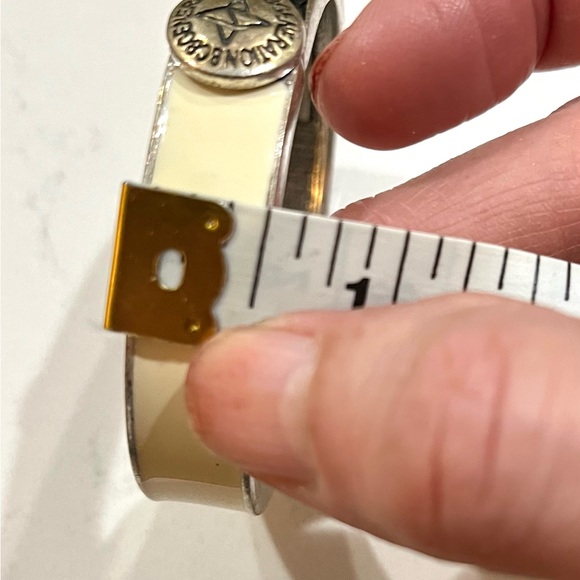 VINTAGE EXTREMELY RARE BCBG ENAMEL BLACK & WHITE DESIGN CUFF BRACELET , EUC - Picture 8 of 8